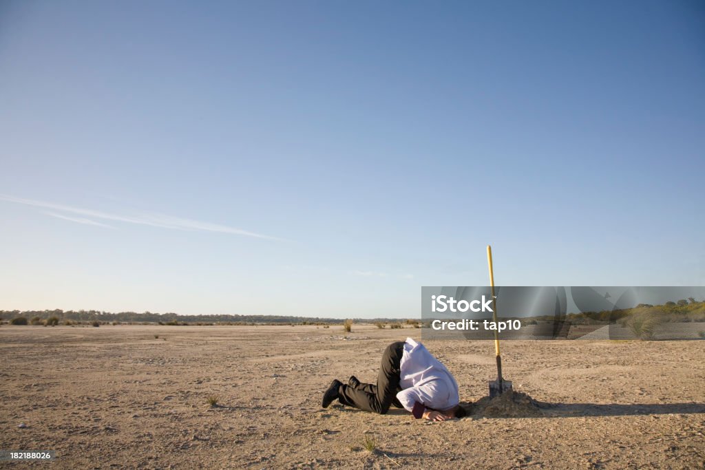 Bury deinen Kopf - Lizenzfrei Den Kopf in den Sand stecken Stock-Foto