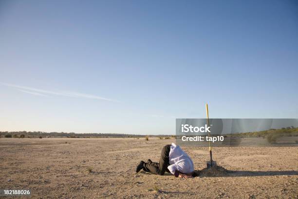 Bury Deinen Kopf Stockfoto und mehr Bilder von Den Kopf in den Sand stecken - Den Kopf in den Sand stecken, Geschäftsmann, Eine Person