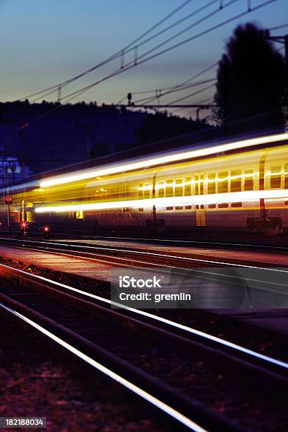 Acelere De Tren Foto de stock y más banco de imágenes de Tren - Tren, Velocidad, Noche