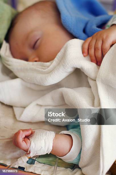 Gota - Fotografias de stock e mais imagens de Bebé - Bebé, Gotejamento Intravenoso, Bebés Meninos