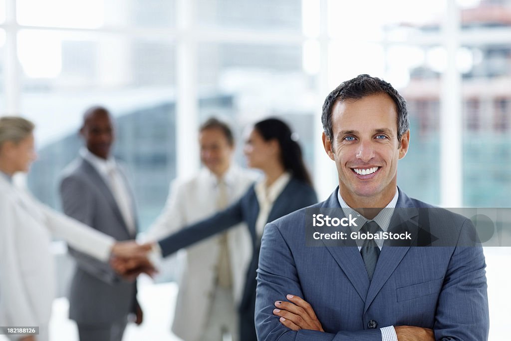 Портрет уверенно бизнесмен с коллегами в фоновом режиме - Стоковые фото 30-39 лет роялти-фри