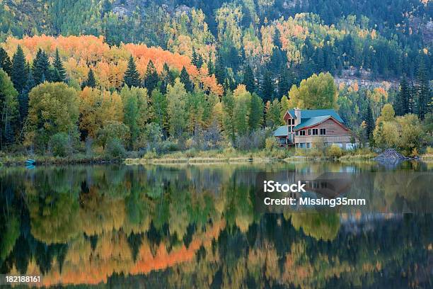 レイクハウス秋の反射 - 家のストックフォトや画像を多数ご用意 - 家, 湖, 丸太小屋
