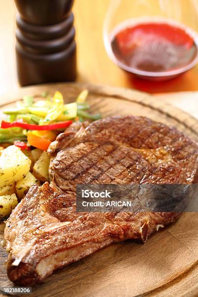 Chuletas De Ternera Costillas De Carne De Res A La Parrilla Foto de stock y más banco de imágenes de Alimento