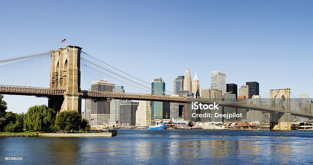 ブルックリン橋とマンハッタン南部アメリカニューヨークシティーの街並み - イースト川のロイヤリティフリーストックフォト