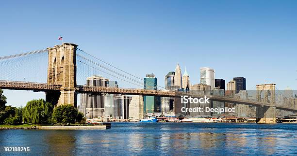ブルックリン橋とマンハッタン南部アメリカニューヨークシティーの街並み - イースト川のストックフォトや画像を多数ご用意 - イースト川, 日の出, つり橋
