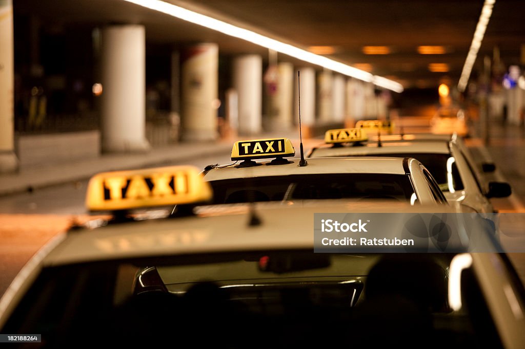 Postój taksówek w nocy - Zbiór zdjęć royalty-free (Aleja)