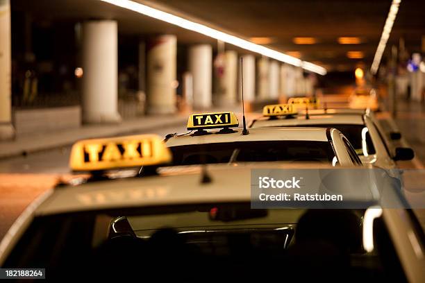 Postój Taksówek W Nocy - zdjęcia stockowe i więcej obrazów Aleja - Aleja, Biznes, Cierpliwość