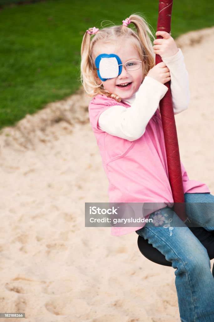 Petite fille avec Cache-oeil s'amuser - Photo de Oeillère libre de droits