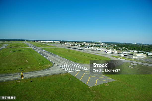 Pista Di Atterraggio - Fotografie stock e altre immagini di Pista di atterraggio - Pista di atterraggio, Veduta aerea, Aeroporto