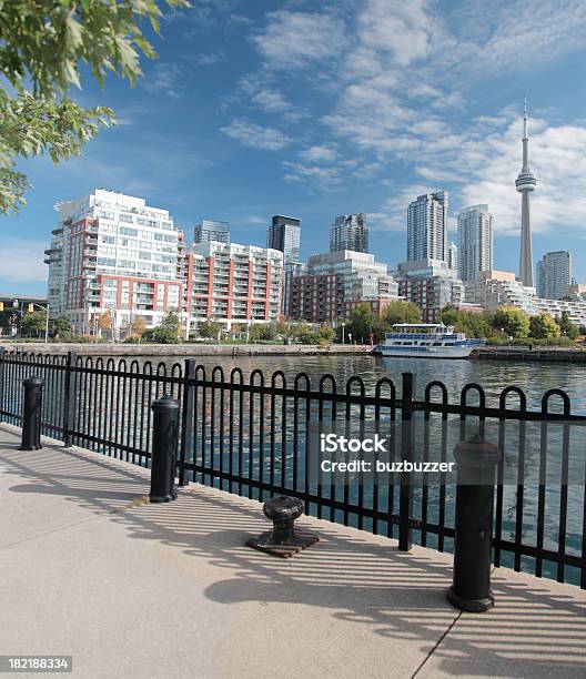 Hermosa De La Ciudad De Toronto Lakeshore Foto de stock y más banco de imágenes de Puerto - Puerto, Toronto, Paseo