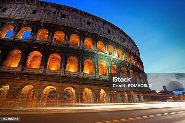 Foto de Coliseu À Noite Com O Tráfego e mais fotos de stock de Anfiteatro - Anfiteatro, Antigo, Arcaico