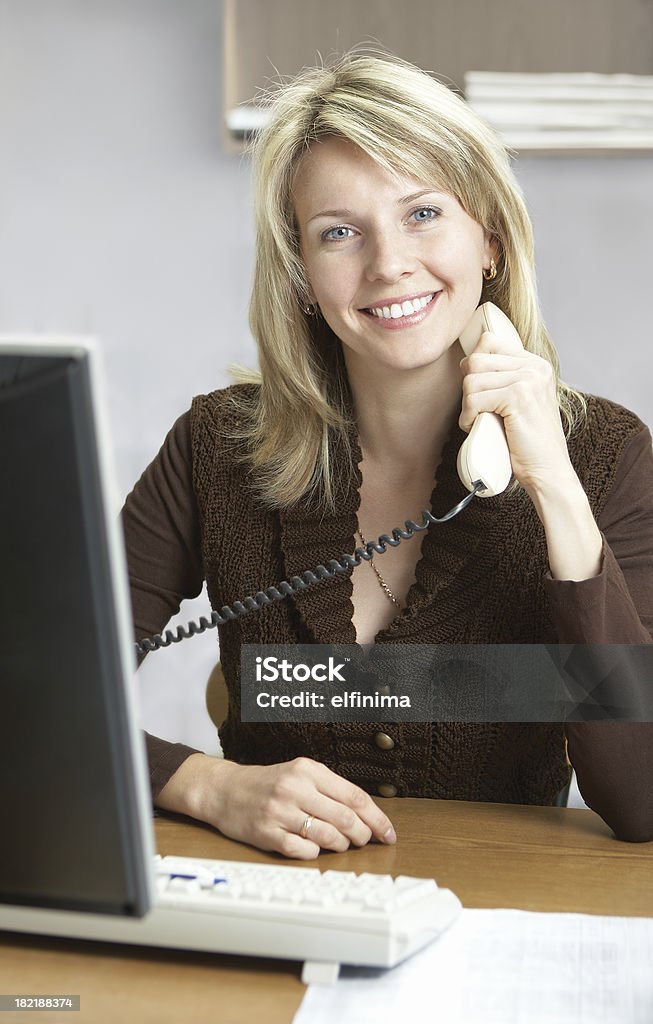 Donna d'affari al telefono - Foto stock royalty-free di Capelli biondi