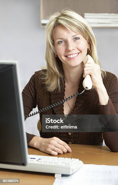 Donna Daffari Al Telefono - Fotografie stock e altre immagini di Capelli biondi - Capelli biondi, Lavorare, Maglione