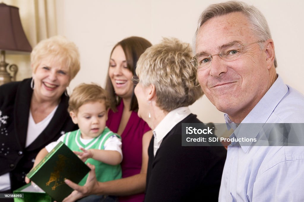 Avô, PAI e orgulhoso da sua família no Natal - Foto de stock de Abrindo royalty-free