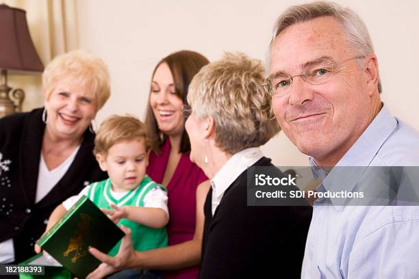 Foto de Avô Pai E Orgulhoso Da Sua Família No Natal e mais fotos de stock de Abrindo - Abrindo, Adulto, Alegria