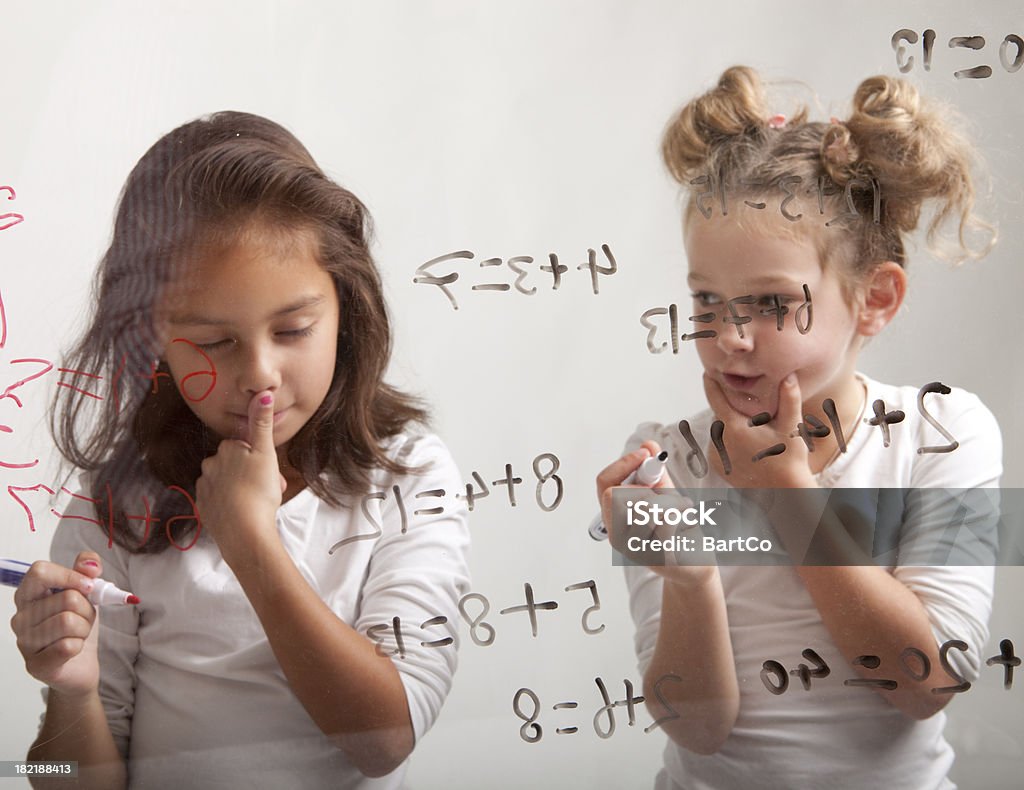 Dos niñas realizan sus mathematic la asignación - Foto de stock de Color negro libre de derechos