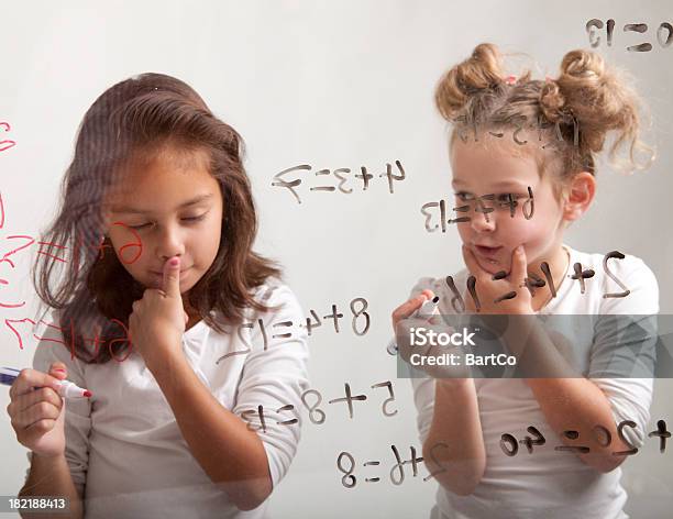 Dos Niñas Realizan Sus Mathematic La Asignación Foto de stock y más banco de imágenes de Color negro - Color negro, Contemplación, Matematicas