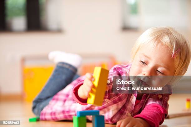 Glückliche Mädchen Spielt Mit Häuserblocks Stockfoto und mehr Bilder von Bauklotz - Bauklotz, Kind, 2-3 Jahre