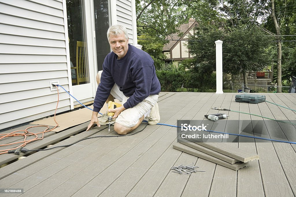Carpintero la construcción de una terraza en la zona - Foto de stock de Patio de madera libre de derechos