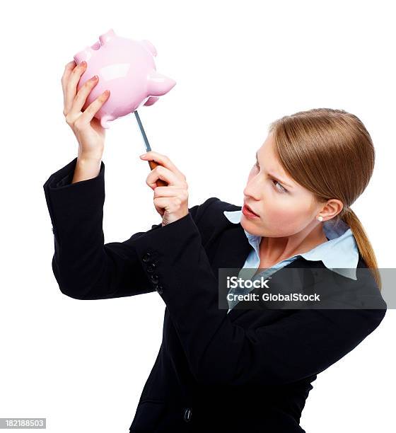 Biznesmenka Z Użyciem Noża Należy Usunąć Pieniądze Z Piggybank - zdjęcia stockowe i więcej obrazów 20-24 lata