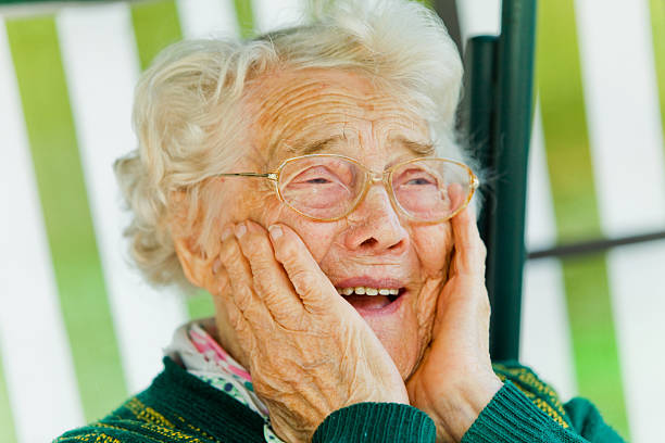 lágrimas de felicidad - aging process affectionate vitality awe fotografías e imágenes de stock