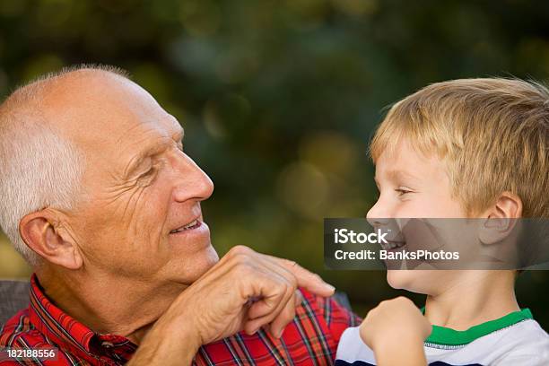 Foto de Avô Entretenimento Neto e mais fotos de stock de 2-3 Anos - 2-3 Anos, Avô, Brincar