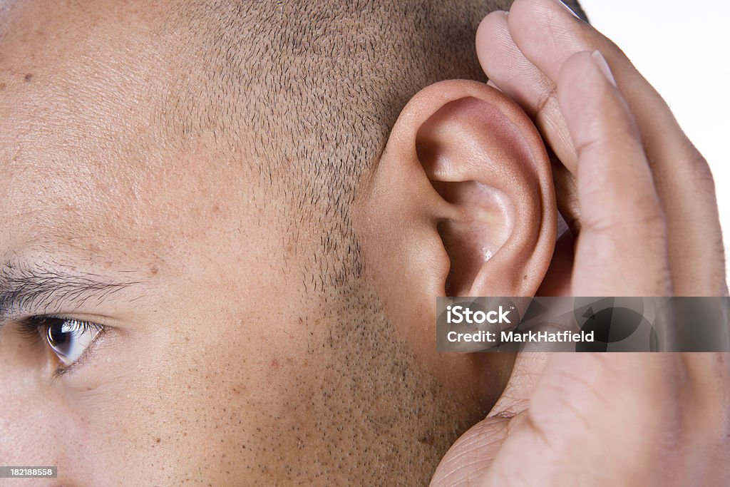 Homem Cups seu ouvido a melhorar a ouvir - Royalty-free Ouvir Foto de stock