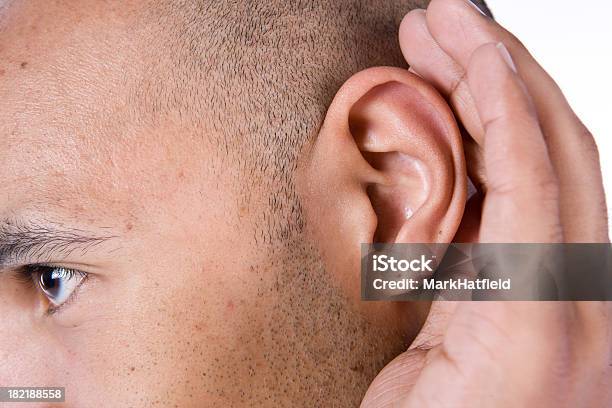 Homem Cups Seu Ouvido A Melhorar A Ouvir - Fotografias de stock e mais imagens de Ouvir - Ouvir, Perda, Afro-americano