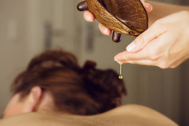 mulher em spa sobre uma mesa de massagem - beauty spa flash imagens e fotografias de stock