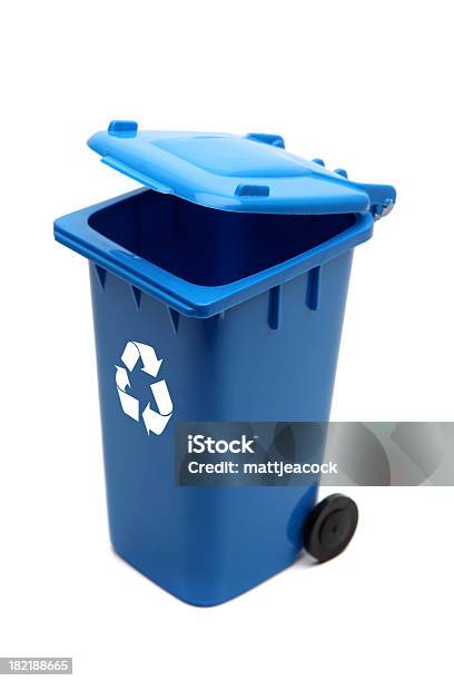 Foto de Blue Lixeira De Reciclagem e mais fotos de stock de Lixeira com rodinhas - Lixeira com rodinhas, Azul, Branco