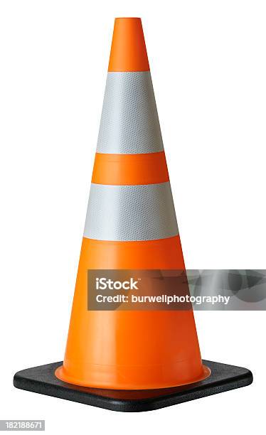 Foto de Cone De Trânsito Isolada No Branco e mais fotos de stock de Cone de Trânsito - Cone de Trânsito, Cone, Laranja - Descrição de Cor