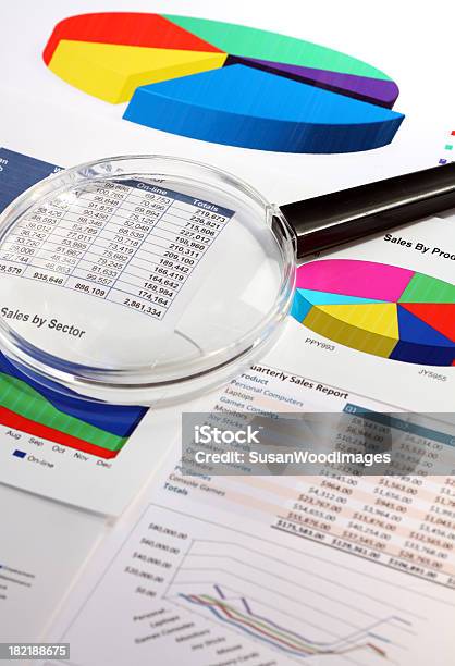 Photo libre de droit de Des Graphiques Et Des Diagrammes Avec Une Loupe banque d'images et plus d'images libres de droit de Abstrait - Abstrait, Diagramme, Donnée