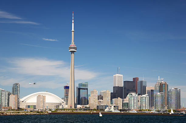 sommer skyline der innenstadt von toronto - cn tower stock-fotos und bilder