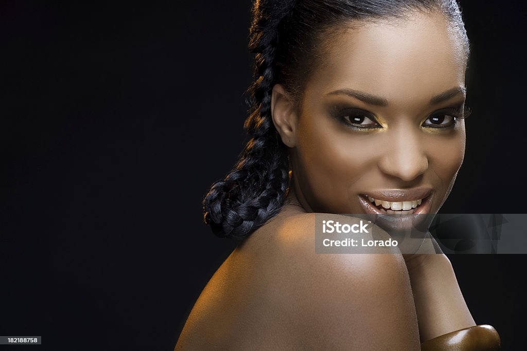 Uśmiech czarny model - Zbiór zdjęć royalty-free (Modelka i model)