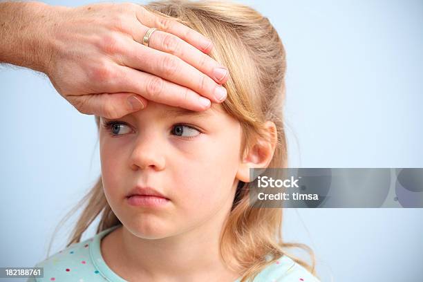 Überprüfung Fieber Auf Einem Kleinen Kind Stockfoto und mehr Bilder von 6-7 Jahre - 6-7 Jahre, Berühren, Blondes Haar