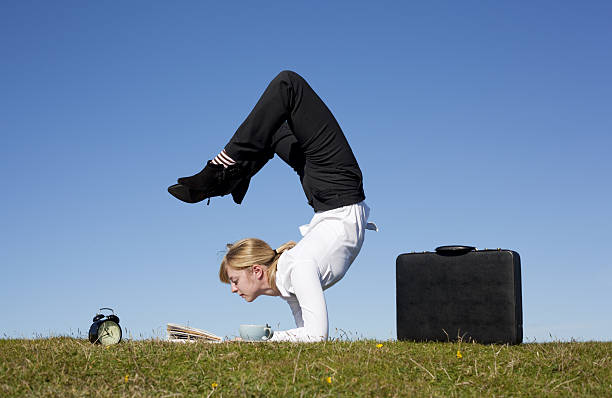 Ufficio yoga Posizione dello scorpione - foto stock