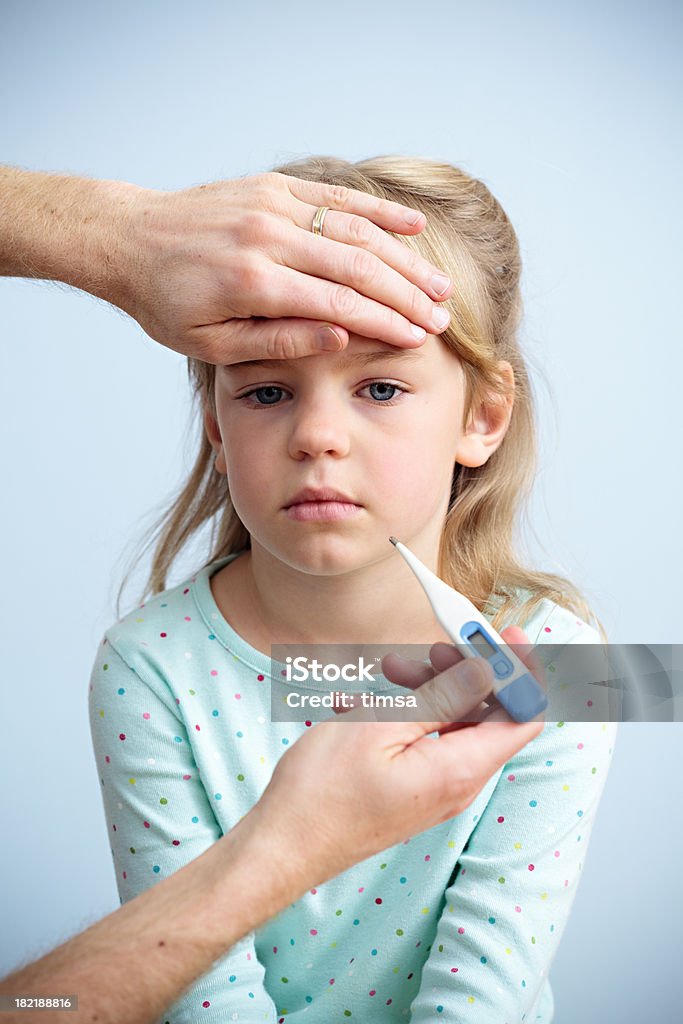 Controlla la febbre su un piccolo bambino - Foto stock royalty-free di Bambino