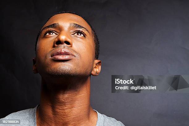 Mann In Tiefe Gedanken Stockfoto und mehr Bilder von Abgeschiedenheit - Abgeschiedenheit, Afrikanischer Abstammung, Afro-amerikanischer Herkunft