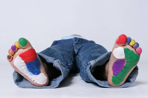 niño con pintura de cuadrados - child human foot barefoot jeans fotografías e imágenes de stock