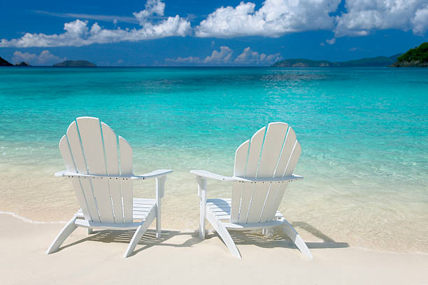 sedie bianche sulla spiaggia dei caraibi - adirondack chair foto e immagini stock