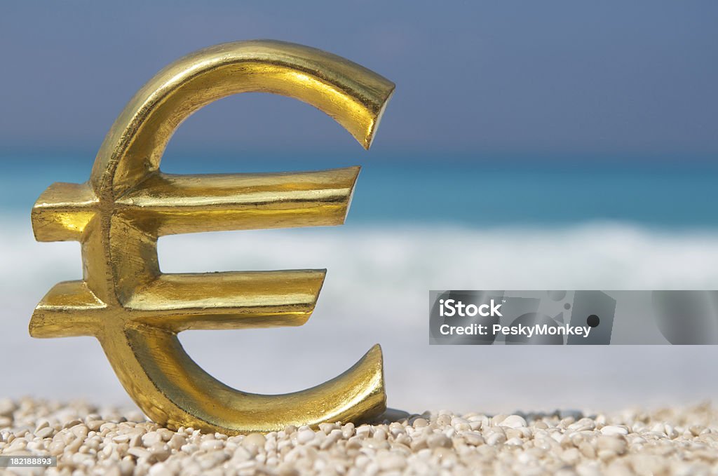 Złoty Symbol Euro śródziemnomorskiej plaży - Zbiór zdjęć royalty-free (Plaża)