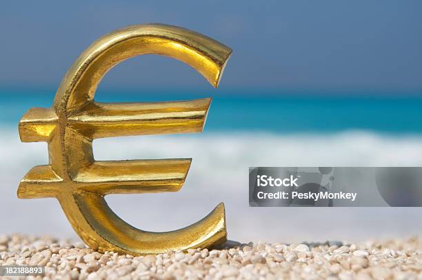 Złoty Symbol Euro Śródziemnomorskiej Plaży - zdjęcia stockowe i więcej obrazów Plaża - Plaża, Symbol Euro, Waluta Unii Europejskiej