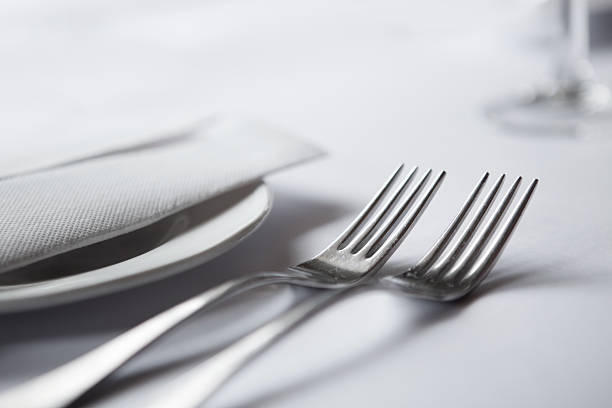 lugar elegante ambiente - silverware fork place setting napkin fotografías e imágenes de stock