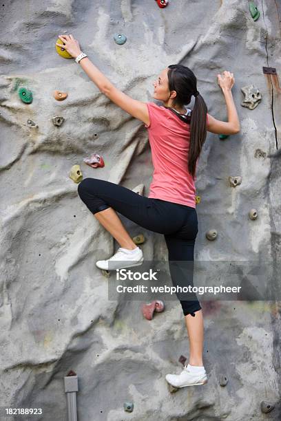 Arrampicata Sportiva - Fotografie stock e altre immagini di Arrampicata sui boulder - Arrampicata sui boulder, Parete d'arrampicata, Inerpicarsi
