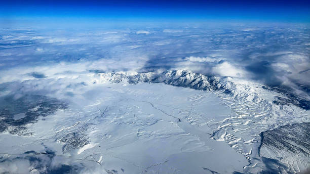 ラスベガスの街から離陸した素晴らしい飛行機の窓から、米国ネバダ州の山岳地帯と雪景色を楽しんでいます。 - mountain range earth sky airplane ストックフォトと画像