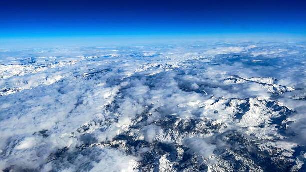 ラスベガスから離陸した素晴らしい飛行機の窓からネバダ州の景色と雪に覆われた山脈を楽しんでいます。 - mountain range earth sky airplane ストックフォトと画像