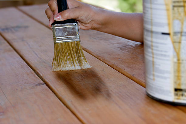 pintura de una tabla - wood deck wood stain paint fotografías e imágenes de stock