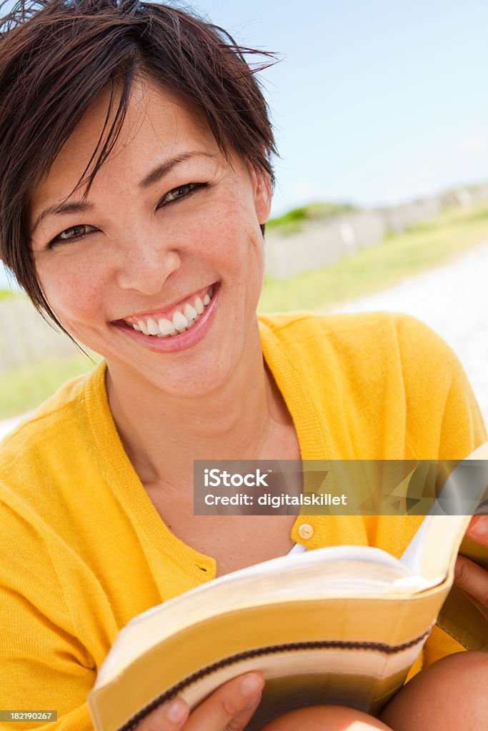 Femme souriante de lecture - Photo de Bible libre de droits