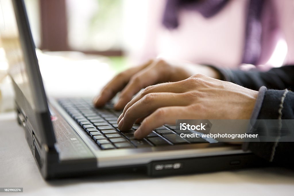 Pisania na laptopa - Zbiór zdjęć royalty-free (Biznes)