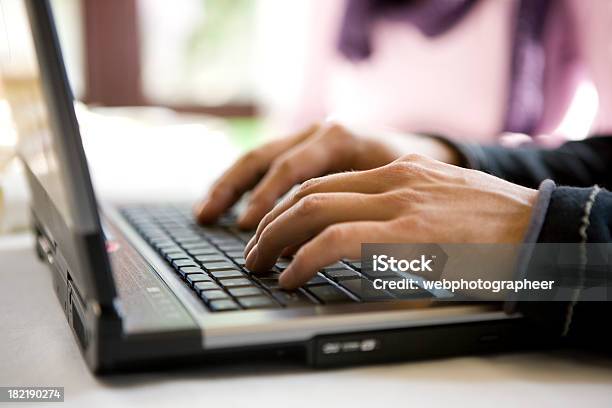 Pisania Na Laptopa - zdjęcia stockowe i więcej obrazów Biznes - Biznes, Biznesmen, Bliskie zbliżenie